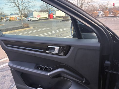 Used 2021 Porsche Cayenne image 11