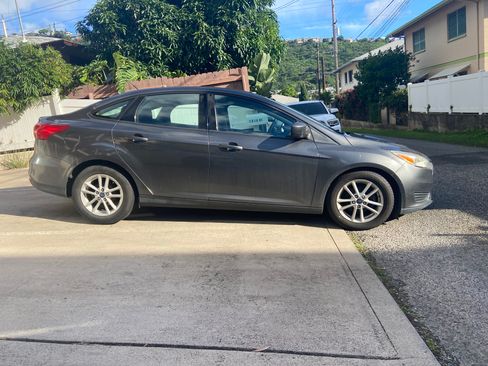 Used 2018 Ford Focus SE image 2