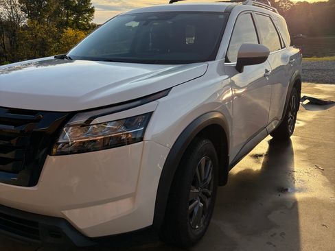 Used 2022 Nissan Pathfinder SV w/ SV Black Package image 5