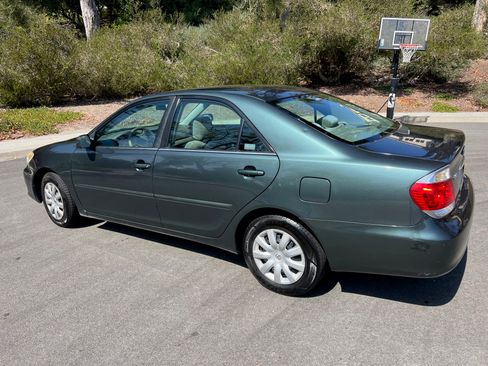 Used 2005 Toyota Camry LE image 2