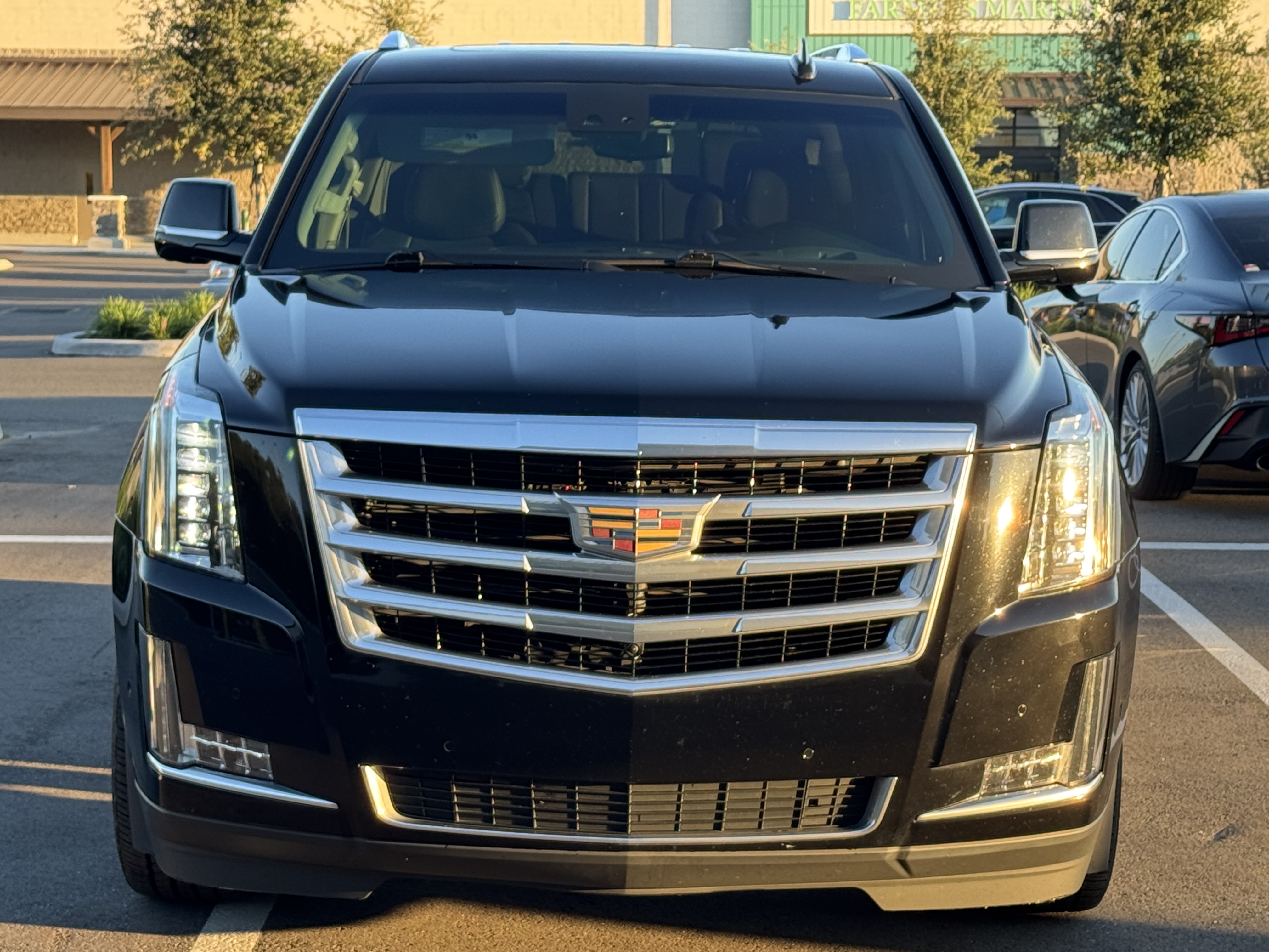 Used 2019 Cadillac Escalade Luxury RWD image 1