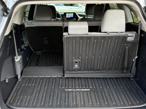 Used 2024 Toyota Highlander XLE AWD/4WD image 22
