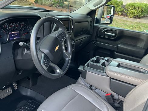 Used 2023 Chevrolet Silverado 2500 Custom w/ Custom Value Package image 9