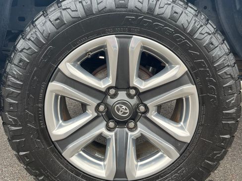 Used 2018 Toyota Tacoma Limited image 14