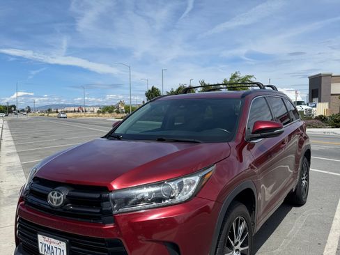Used 2017 Toyota Highlander SE FWD image 2