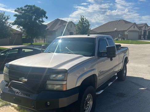 Used 2005 Chevrolet Silverado 2500 LT w/ Heavy-Duty Power Package image 2