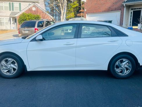 Used 2025 Hyundai Elantra SE image 4