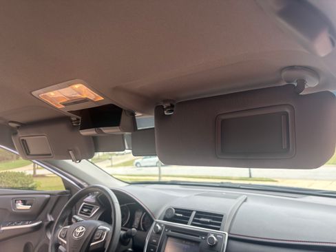 Used 2017 Toyota Camry SE FWD image 11