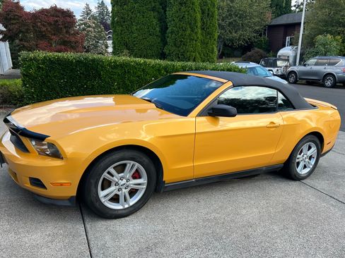 Used 2011 Ford Mustang Premium RWD image 8