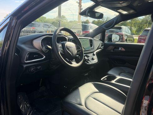 Used 2025 Chrysler Pacifica Select FWD image 15