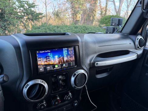 Used 2016 Jeep Wrangler Unlimited Sahara image 8