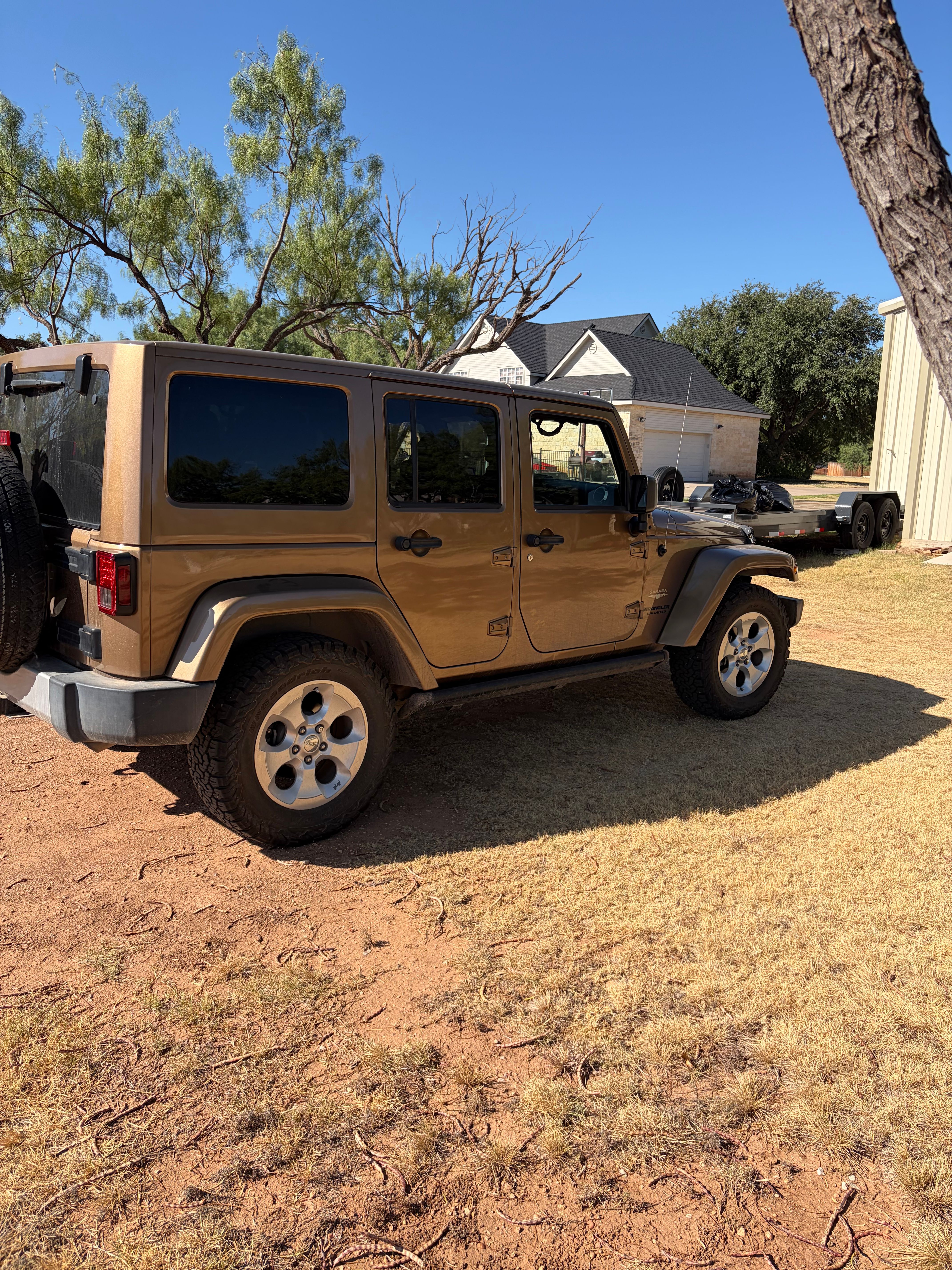 Used 2015 Jeep Wrangler Unlimited Sahara w/ Connectivity Group AWD/4WD image 17