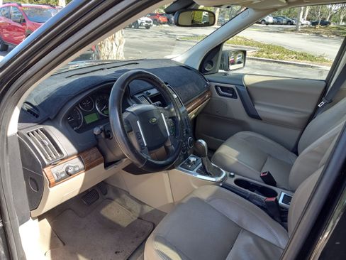 Used 2009 Land Rover LR2 HSE image 8