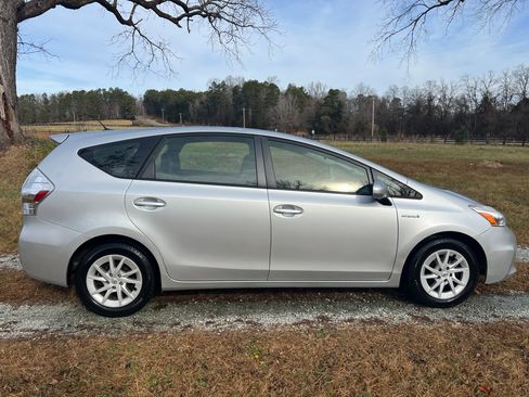 Used 2014 Toyota Prius V Three image 5