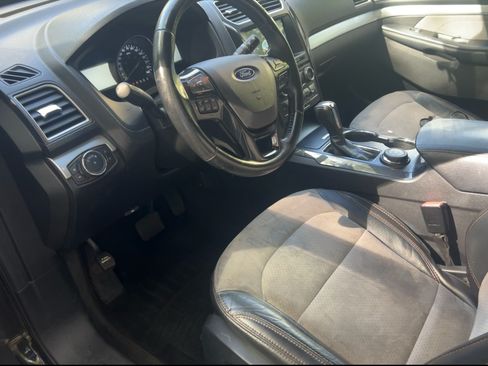 Used 2017 Ford Explorer XLT w/ XLT Appearance Package AWD/4WD image 5