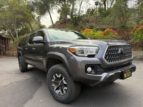 Used 2018 Toyota Tacoma TRD Off-Road image 1