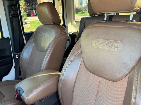 Used 2016 Jeep Wrangler Unlimited Sahara image 8