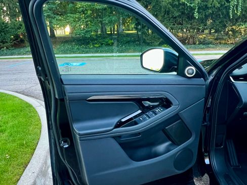 Used 2020 Land Rover Range Rover Evoque S image 12