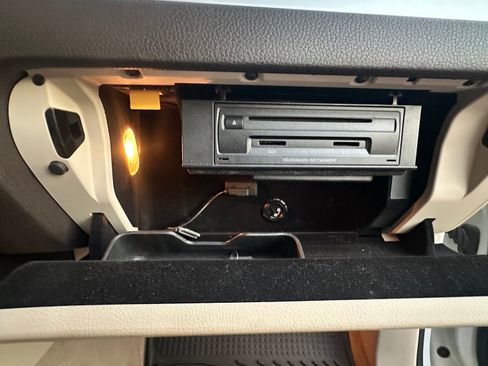 Used 2012 Volkswagen Touareg Hybrid image 11