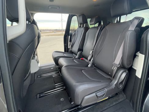 Used 2024 Kia Carnival LX image 6