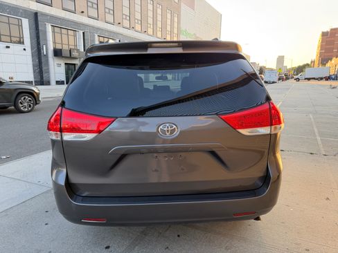 Used 2011 Toyota Sienna LE FWD image 16