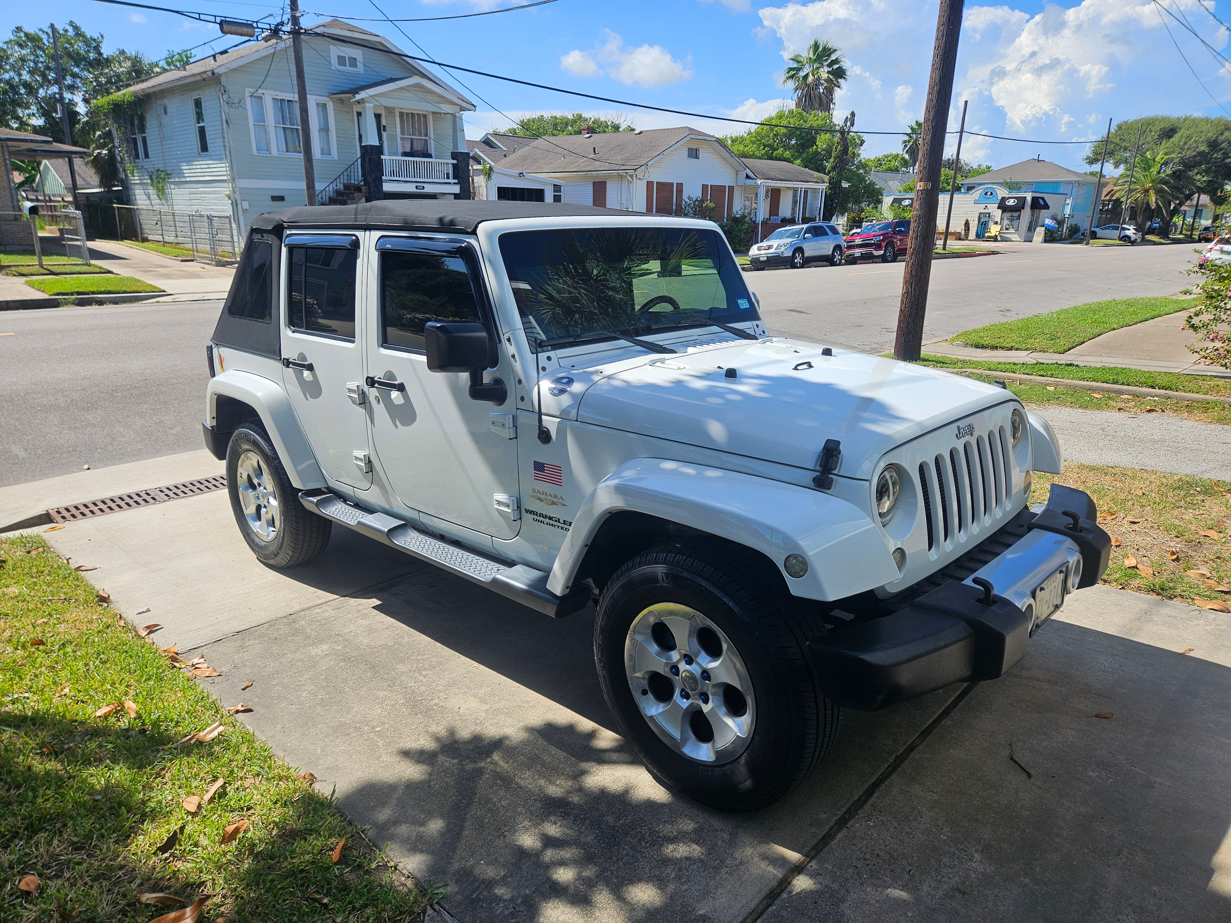 Used 2015 Jeep Wrangler Unlimited Sahara w/ Connectivity Group AWD/4WD image 2