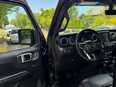 Used 2018 Jeep Wrangler Unlimited Sahara AWD/4WD image 10