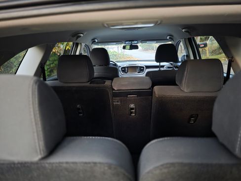 Used 2019 Kia Sorento LX w/ LX Convenience Package image 8