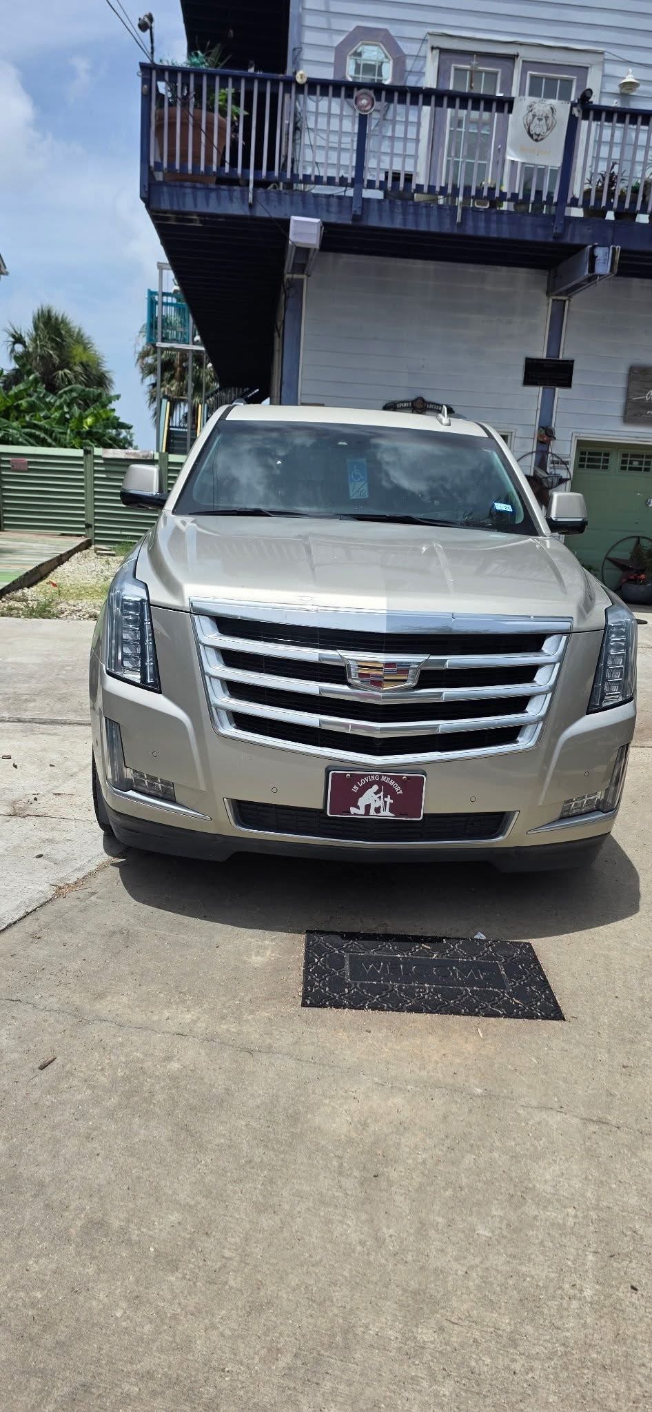Used 2017 Cadillac Escalade ESV Luxury RWD image 1