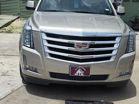 Used 2017 Cadillac Escalade ESV Luxury RWD image 1