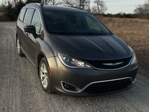 Used 2020 Chrysler Pacifica Touring-L image 5