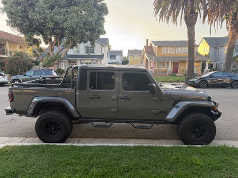 Used 2021 Jeep Gladiator Sport image 17