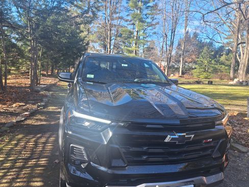 Used 2024 Chevrolet Colorado Z71 w/ LPO, Dark Essentials Package image 2