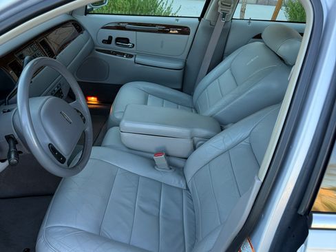 Used 2001 Lincoln Town Car Executive RWD image 6