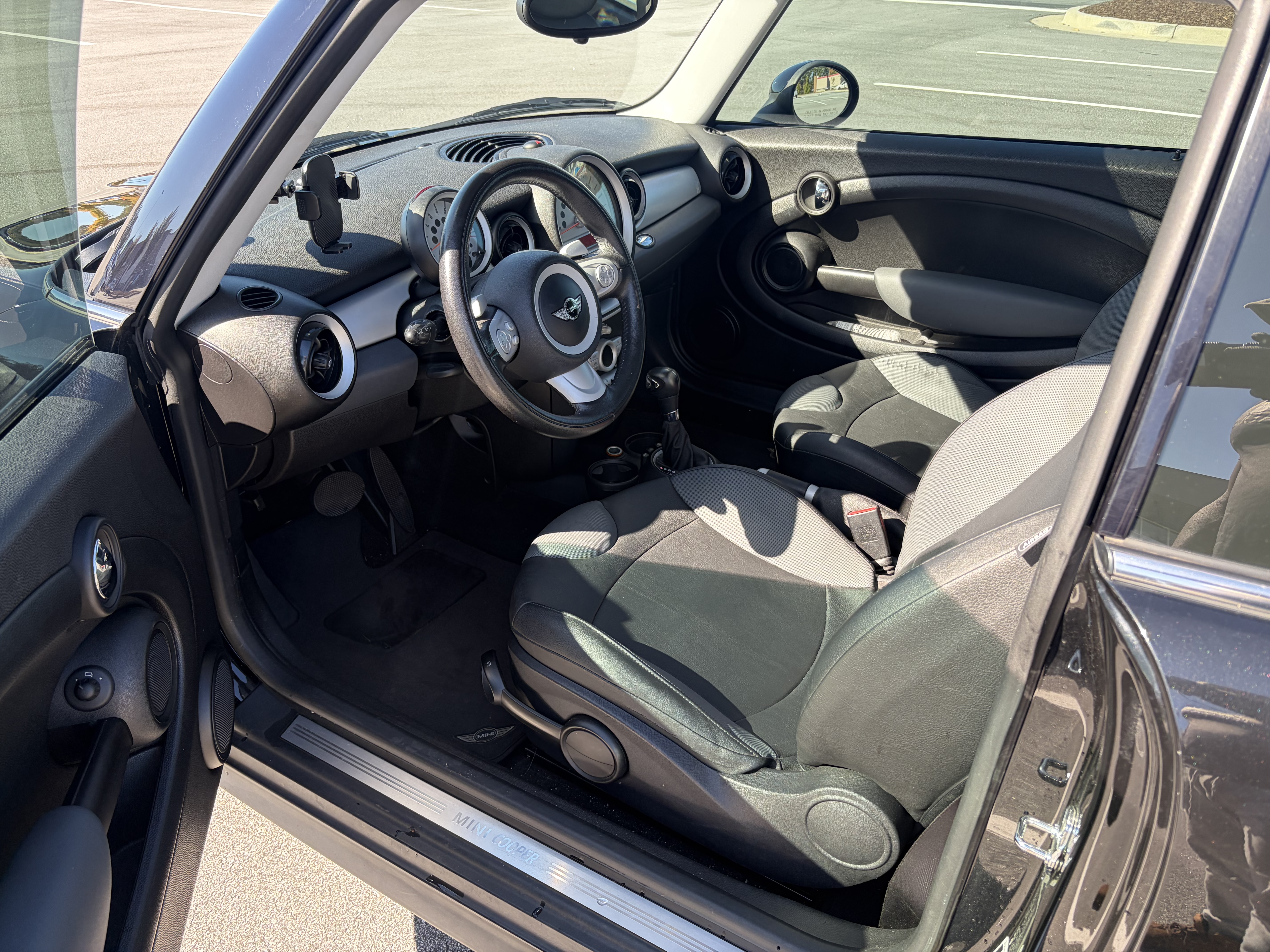 Used 2009 MINI Cooper Hardtop w/ Premium Pkg FWD image 4