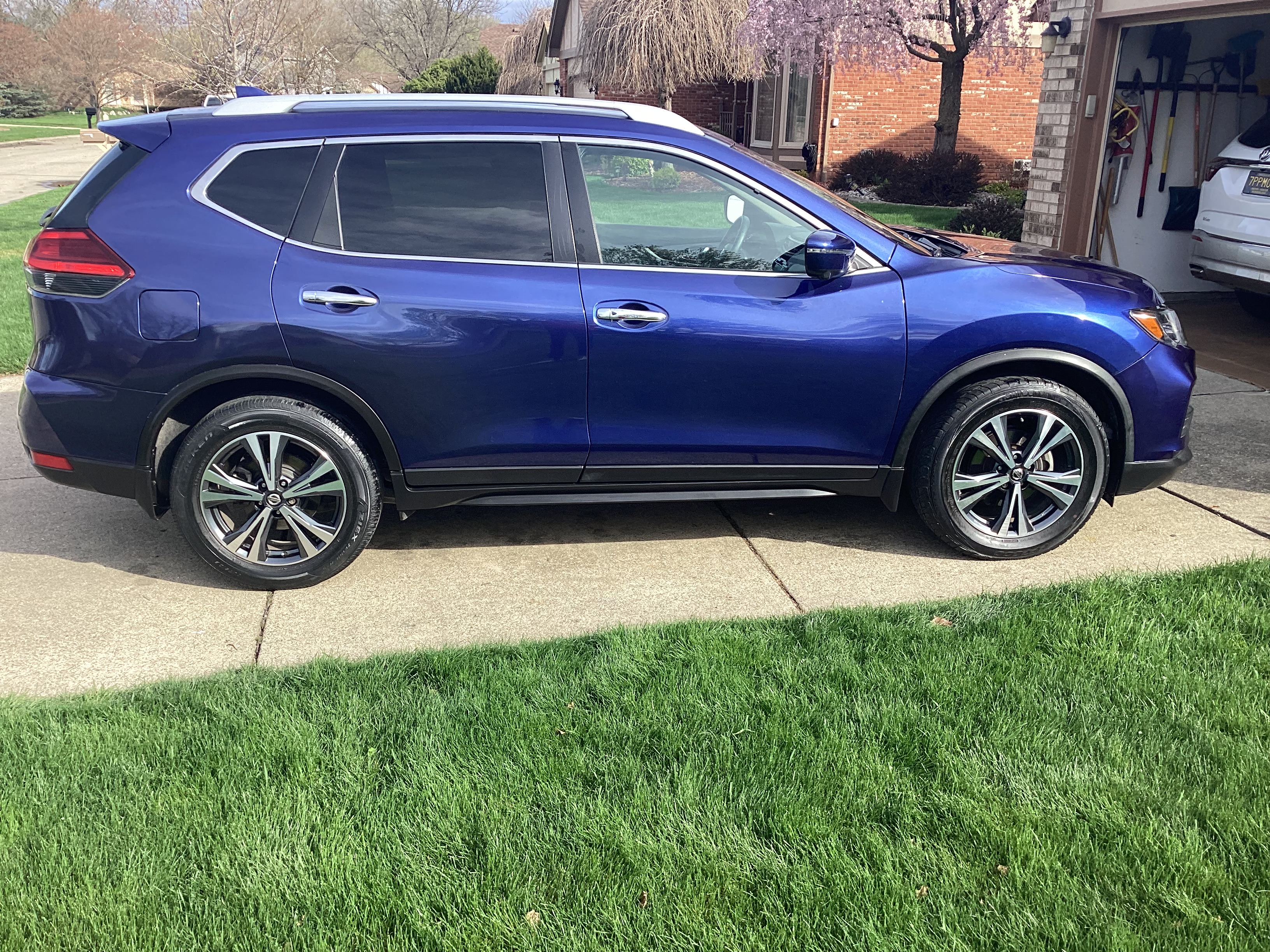 Used 2019 Nissan Rogue SV w/ Premium Package FWD image 1