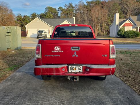 Used 2006 Mitsubishi Raider XLS image 2