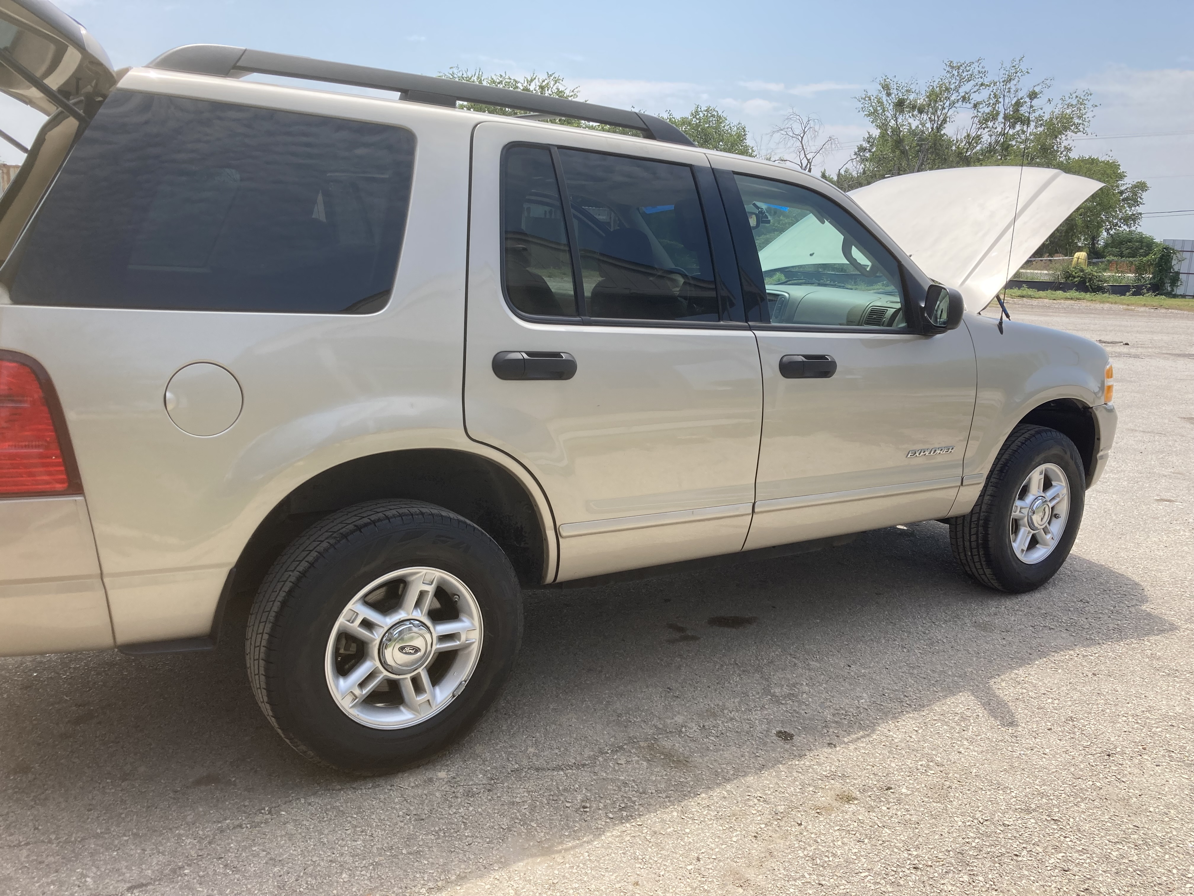 Used 2005 Ford Explorer Sport XLT RWD image 2