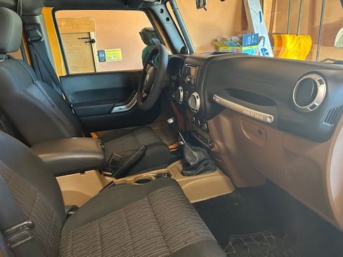 Used 2012 Jeep Wrangler Unlimited Rubicon w/ Max Tow Pkg image 8