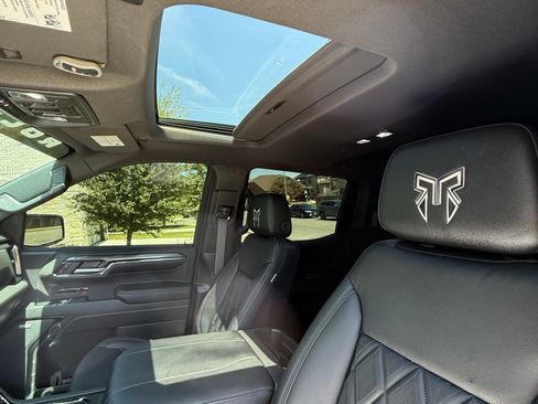 Used 2024 GMC Sierra 1500 AT4 w/ Technology Package image 4