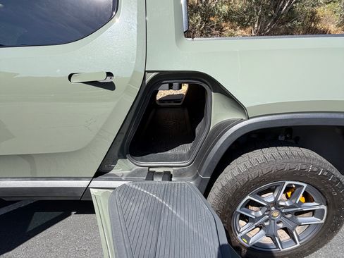 Used 2022 Rivian R1T Launch Edition image 16