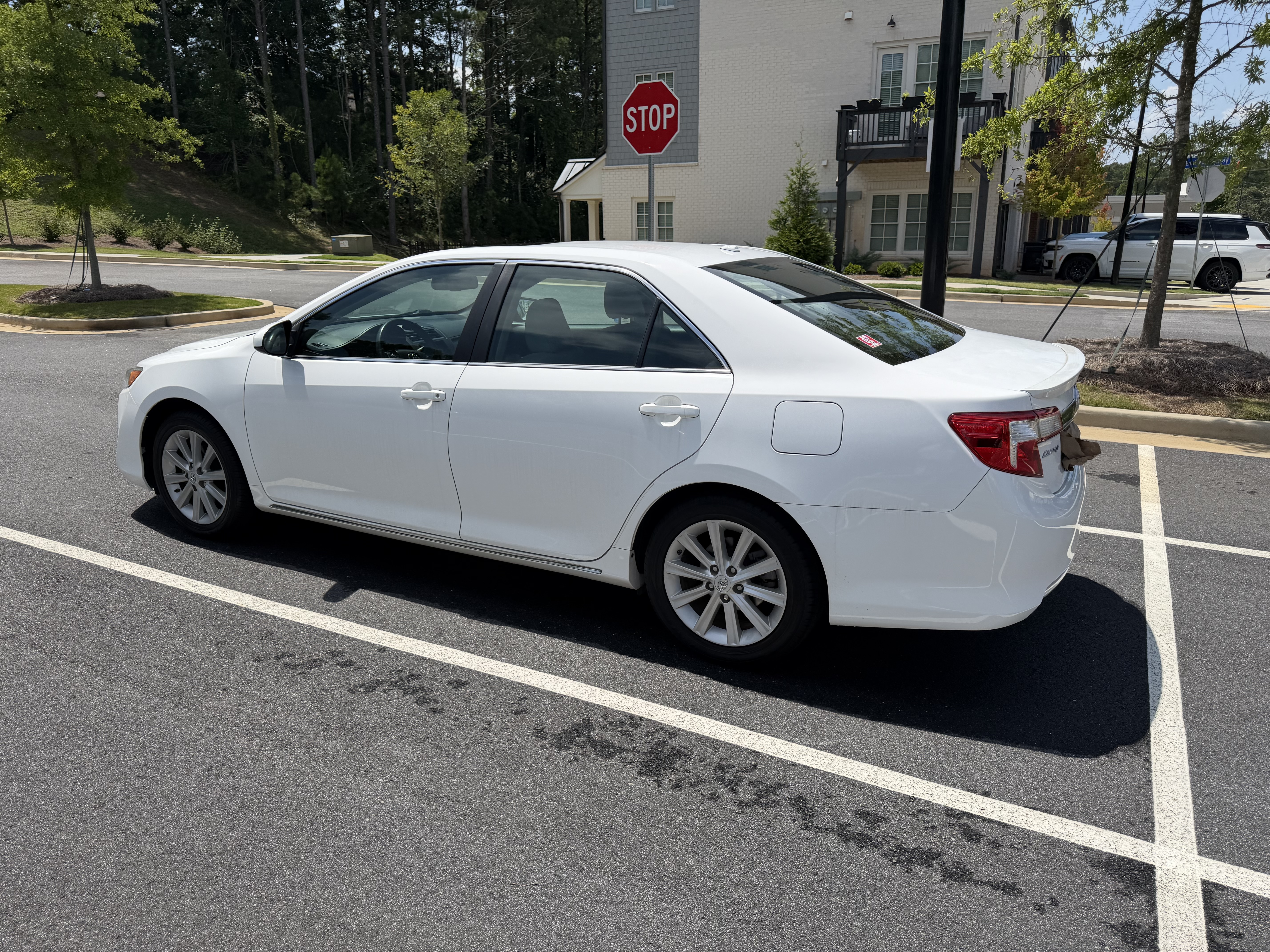 Used 2014 Toyota Camry XLE w/ Leather Package FWD image 5