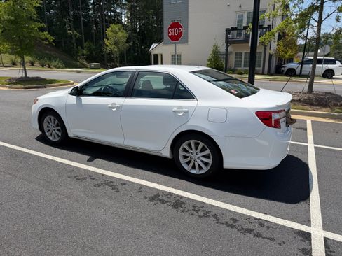 Used 2014 Toyota Camry XLE w/ Leather Package FWD image 5