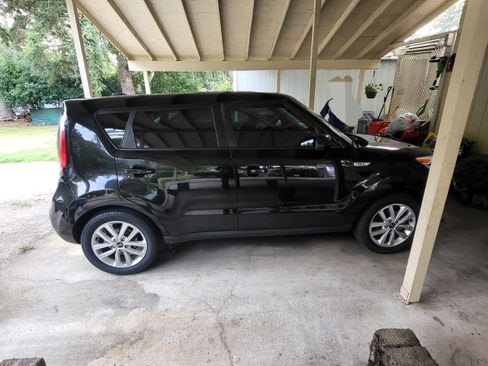 Used 2017 Kia Soul + image 4