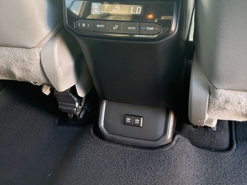 Used 2020 Toyota Highlander XLE FWD image 21