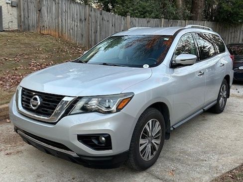 Used 2019 Nissan Pathfinder SV image 1