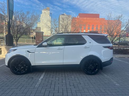 Used 2023 Land Rover Discovery S image 4