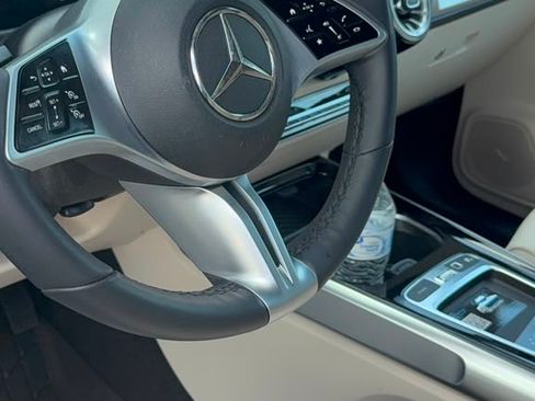 Used 2025 Mercedes-Benz GLB 250 4MATIC image 18