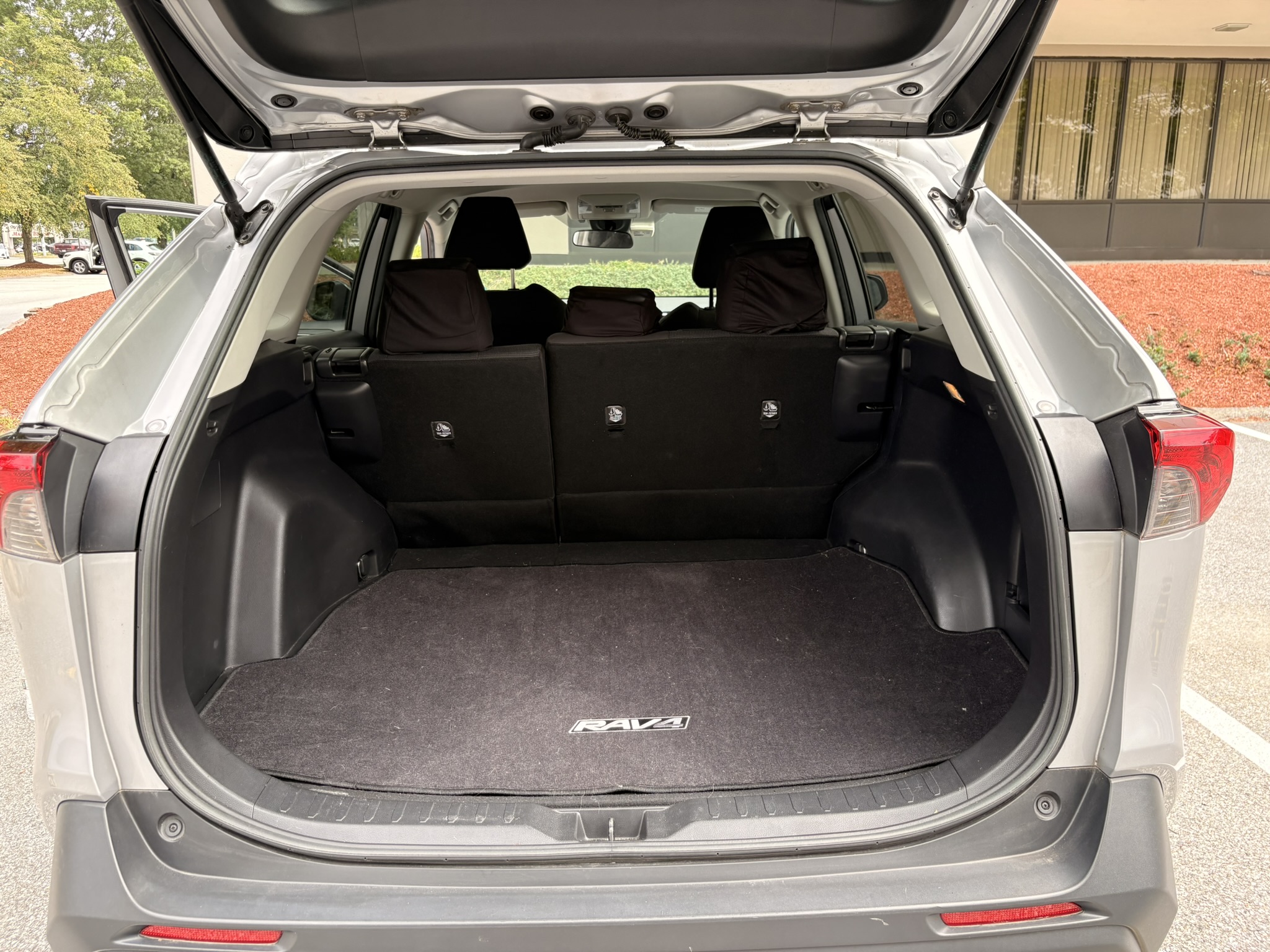 Used 2021 Toyota RAV4 LE w/ Carpet Mat Package (TMS) AWD/4WD image 14