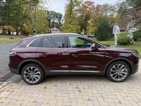 Used 2022 Lincoln Nautilus Reserve image 2